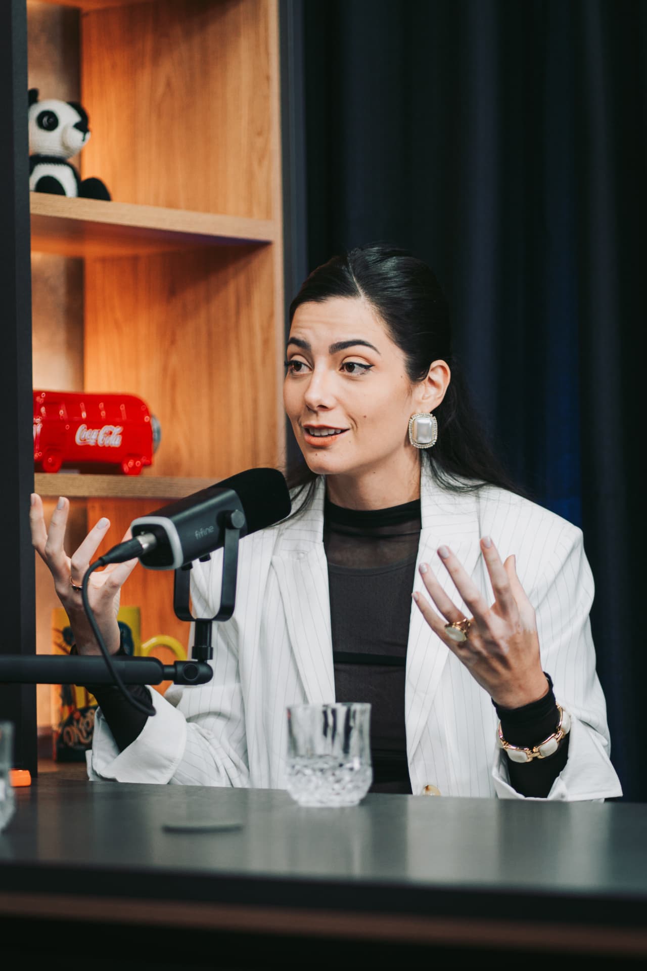 Katharina Zaparoli em conversa durante uma gravação
