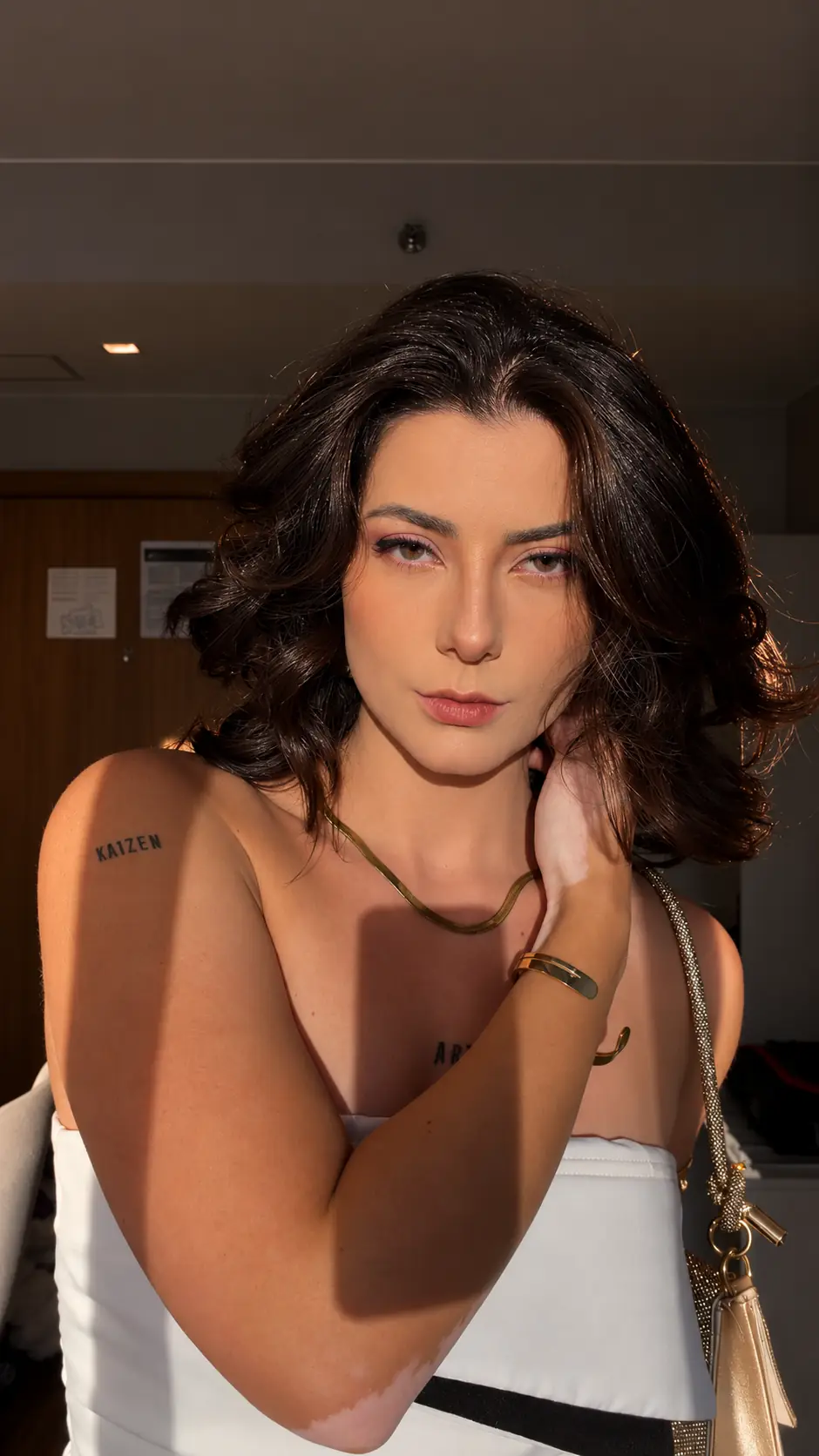 Katharina Zaparoli em retrato com a tatuagem Kaizen